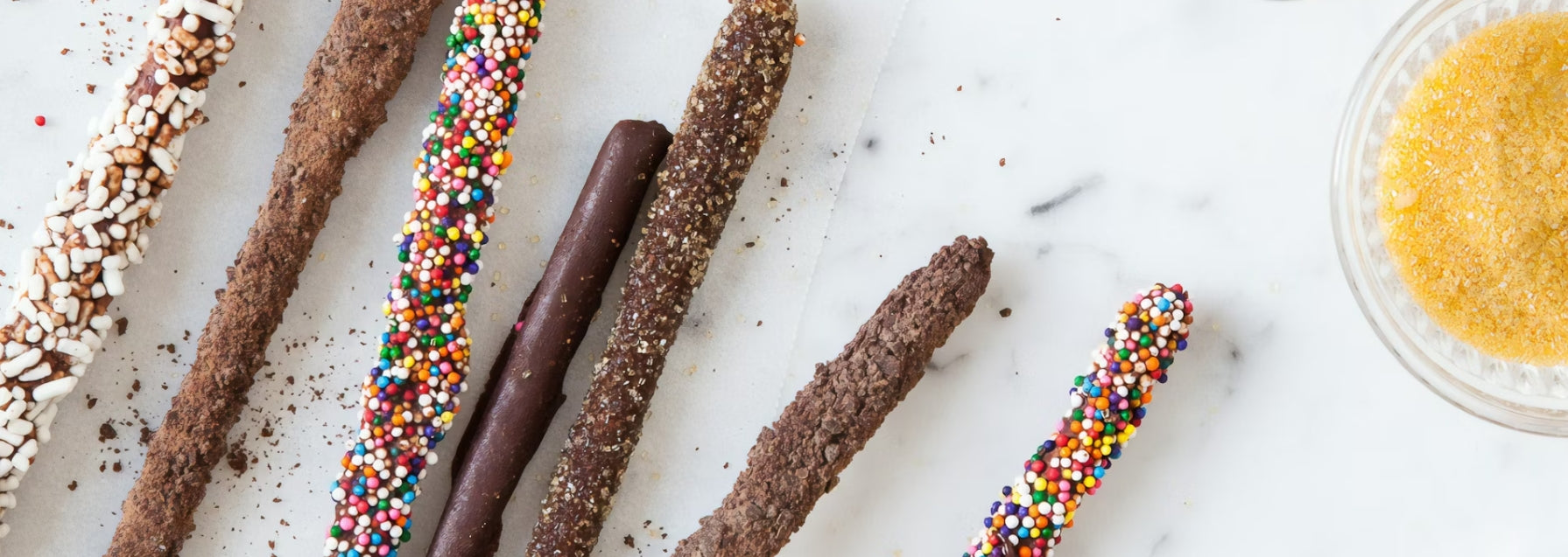 Biscotti e bastoncini di cioccolato